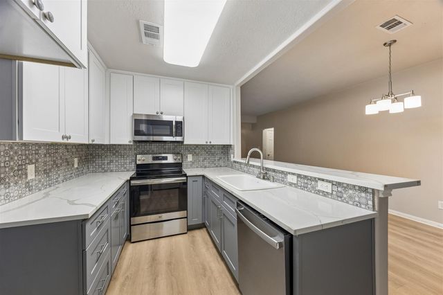 802 W Sealy Street, Alvin, TX 77511