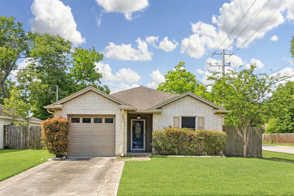802 W Sealy Street, Alvin, TX 77511