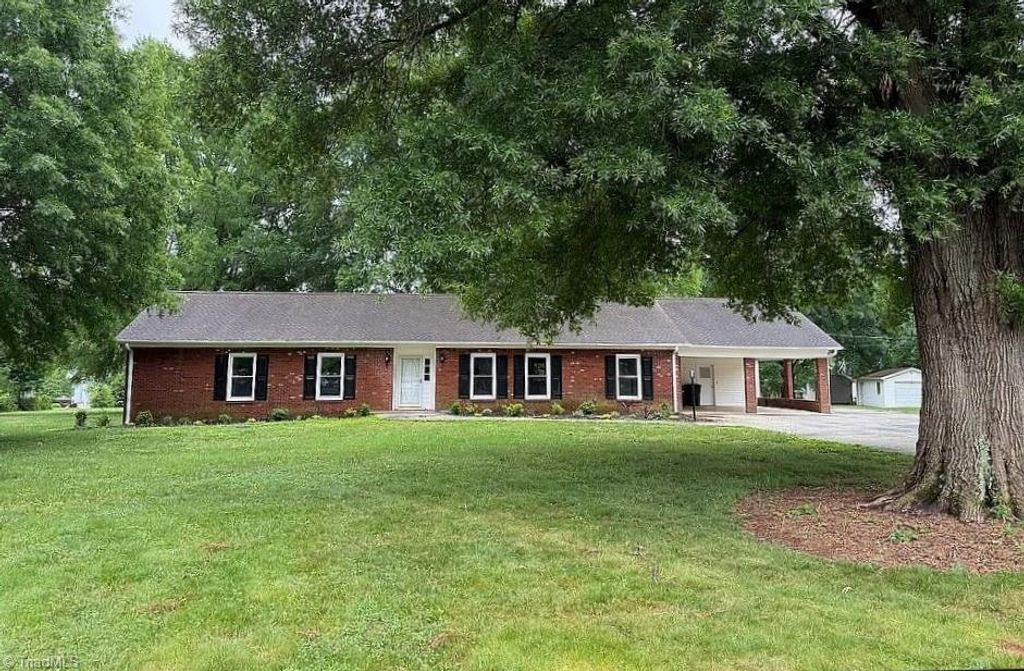 6004 Santa Maria Drive, Winston-salem, NC 27106