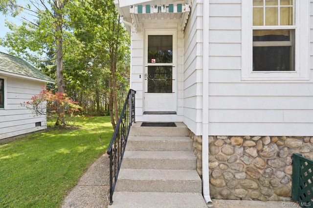 211 Old Middletown Road, Pearl River, NY 10965
