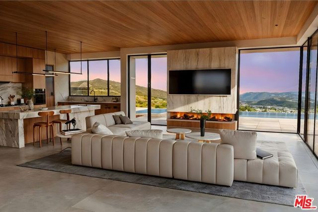 1510 N Tigertail Road, Los Angeles, CA 90049