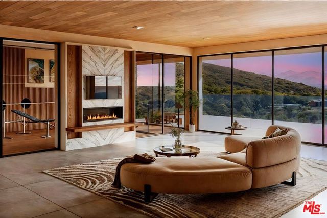 1510 N Tigertail Road, Los Angeles, CA 90049