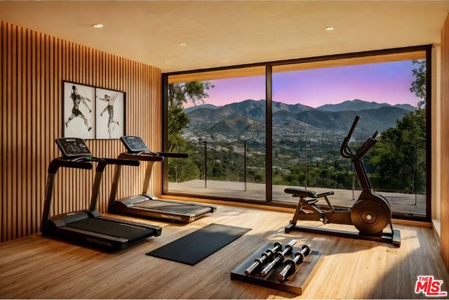 1510 N Tigertail Road, Los Angeles, CA 90049