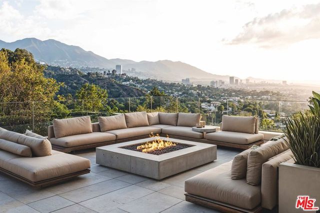 1510 N Tigertail Road, Los Angeles, CA 90049