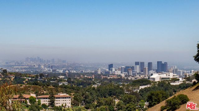 1510 N Tigertail Road, Los Angeles, CA 90049