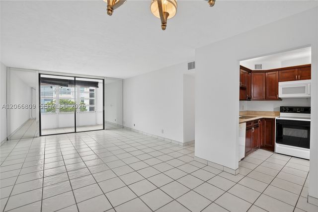 2821 Somerset Dr 317, Lauderdale Lakes, FL 33311