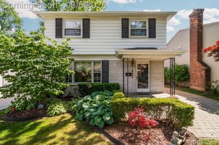 10065 Hart Avenue, Huntington Woods, MI 48070