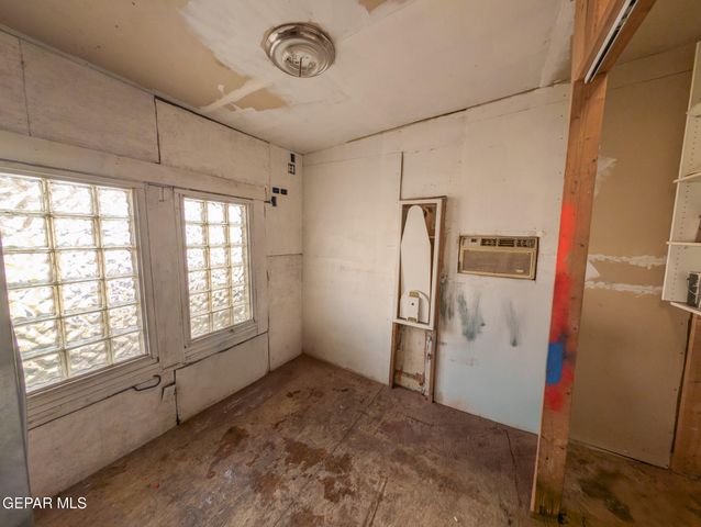 1211 E OVERLAND Avenue, El Paso, TX 79901