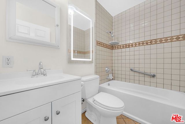 743 N Las Palmas Avenue, Los Angeles, CA 90038