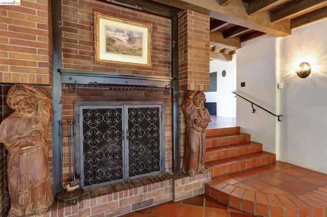 17 Roble Ct, Berkeley, CA 94705