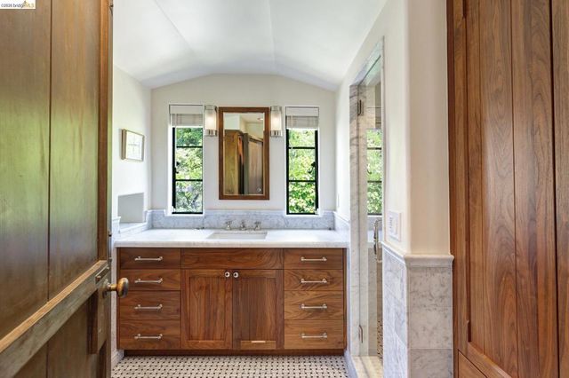 17 Roble Ct, Berkeley, CA 94705