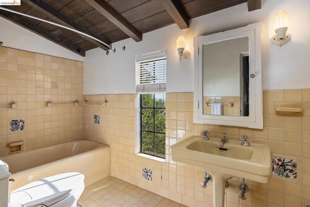 17 Roble Ct, Berkeley, CA 94705