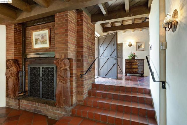 17 Roble Ct, Berkeley, CA 94705