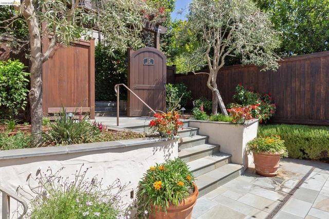 17 Roble Ct, Berkeley, CA 94705