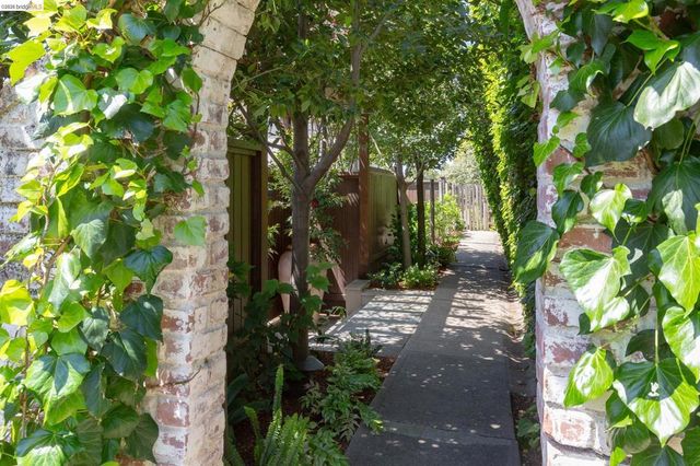 17 Roble Ct, Berkeley, CA 94705