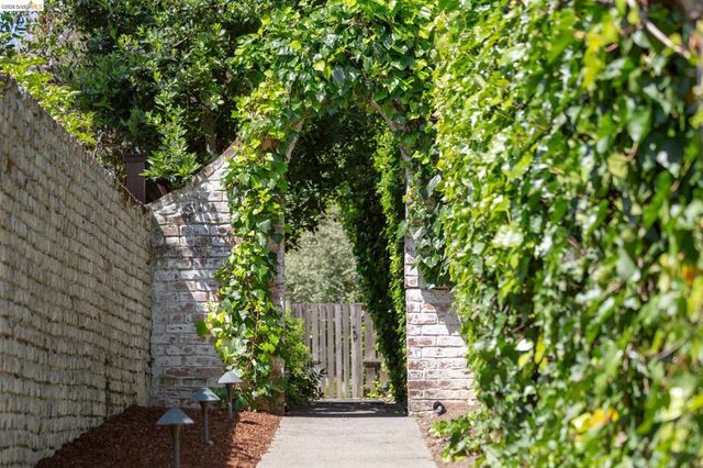 17 Roble Ct, Berkeley, CA 94705