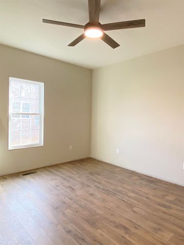 68 FOSSIL DR, Stuarts Draft, VA 24477