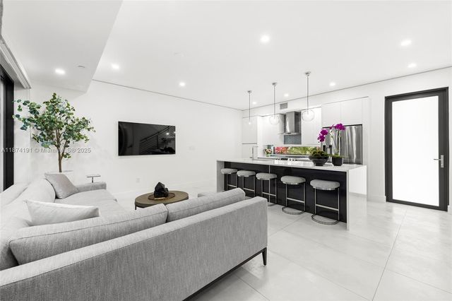 2679 NE 8th Ave, Wilton Manors, FL 33334