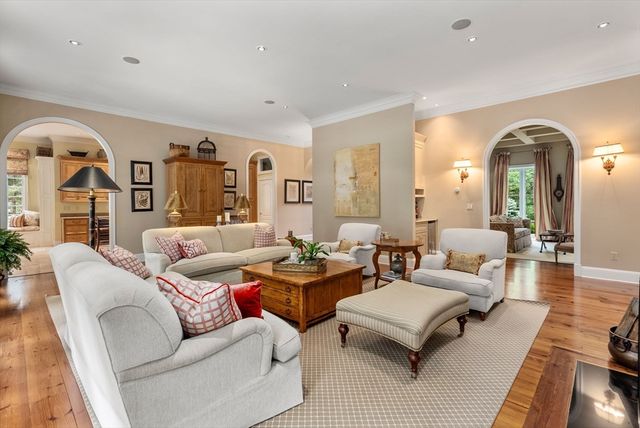 6 Witherbee Ln, Southborough, MA 01772