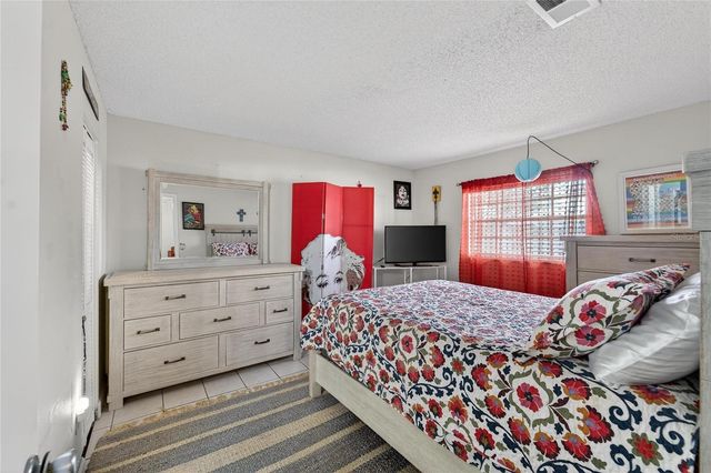 3806 N OAK DRIVE V22, Tampa, FL 33611