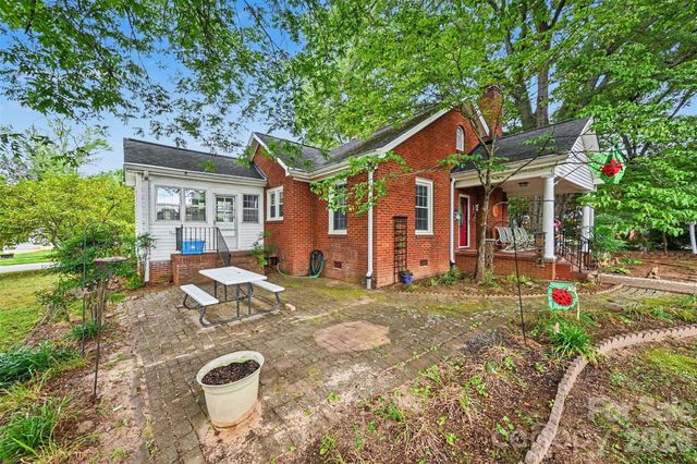 806 S Main Avenue, Newton, NC 28658