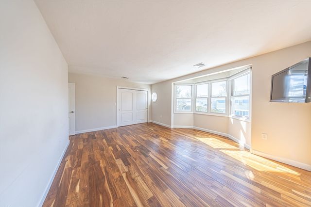 4 Rowe Ct 4, Boston, MA 02131