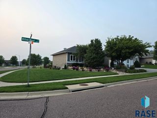 8200 E Willow Wood St, Sioux Falls, SD 57110