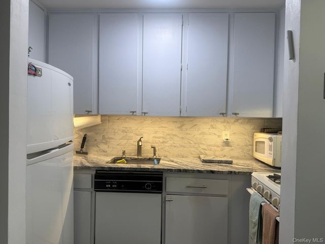 601 Chestnut Street A-15, Cedarhurst, NY 11516