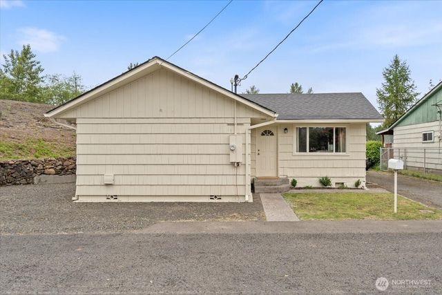 114 Cherry Street NW, Castle Rock, WA 98611