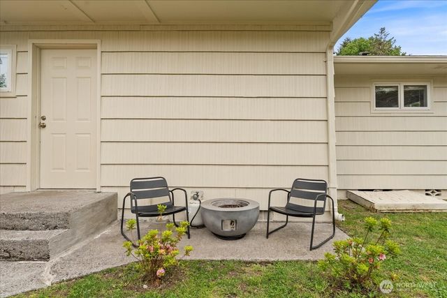 114 Cherry Street NW, Castle Rock, WA 98611