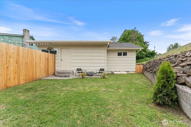 114 Cherry Street NW, Castle Rock, WA 98611