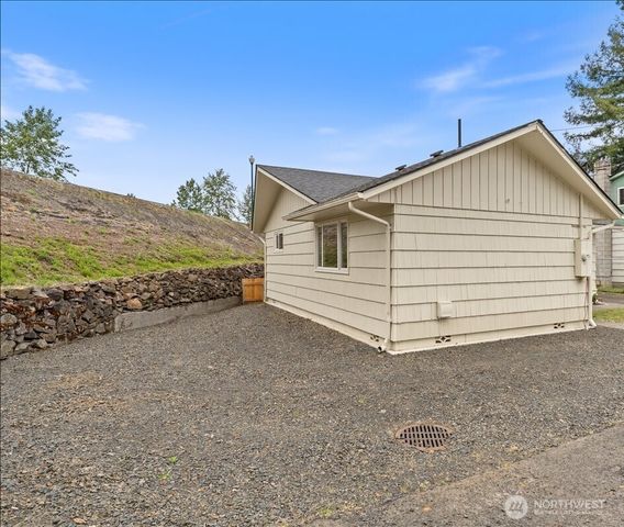 114 Cherry Street NW, Castle Rock, WA 98611