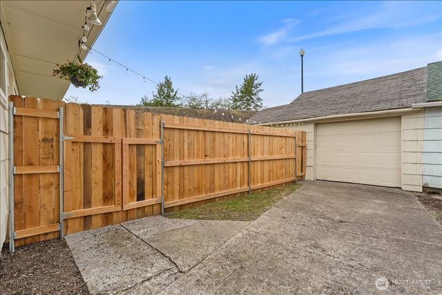 114 Cherry Street NW, Castle Rock, WA 98611