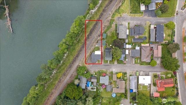 114 Cherry Street NW, Castle Rock, WA 98611