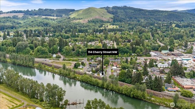114 Cherry Street NW, Castle Rock, WA 98611