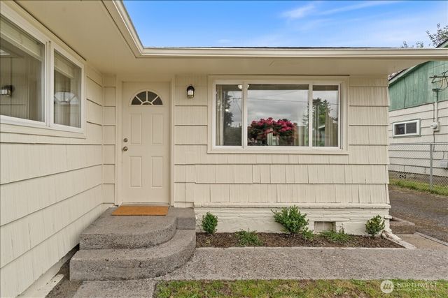 114 Cherry Street NW, Castle Rock, WA 98611