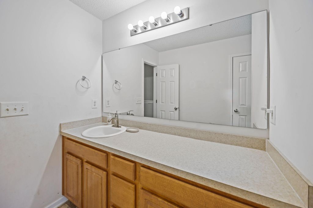 Image 11 of property listing at 113 Bainsbury Lane, Summerville, SC 29483