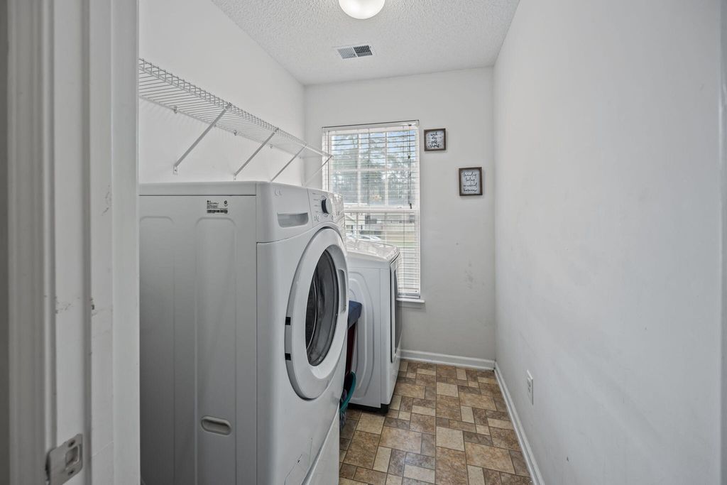 Image 13 of property listing at 113 Bainsbury Lane, Summerville, SC 29483