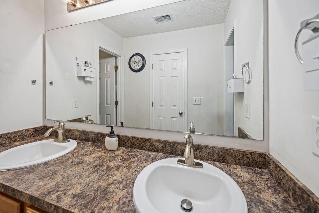 Image 17 of property listing at 113 Bainsbury Lane, Summerville, SC 29483