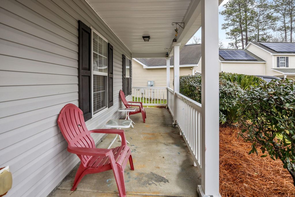 Image 3 of property listing at 113 Bainsbury Lane, Summerville, SC 29483