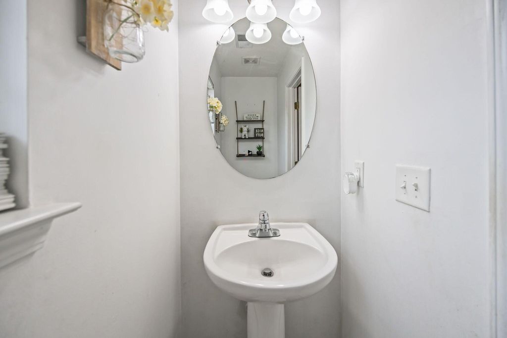 Image 8 of property listing at 113 Bainsbury Lane, Summerville, SC 29483