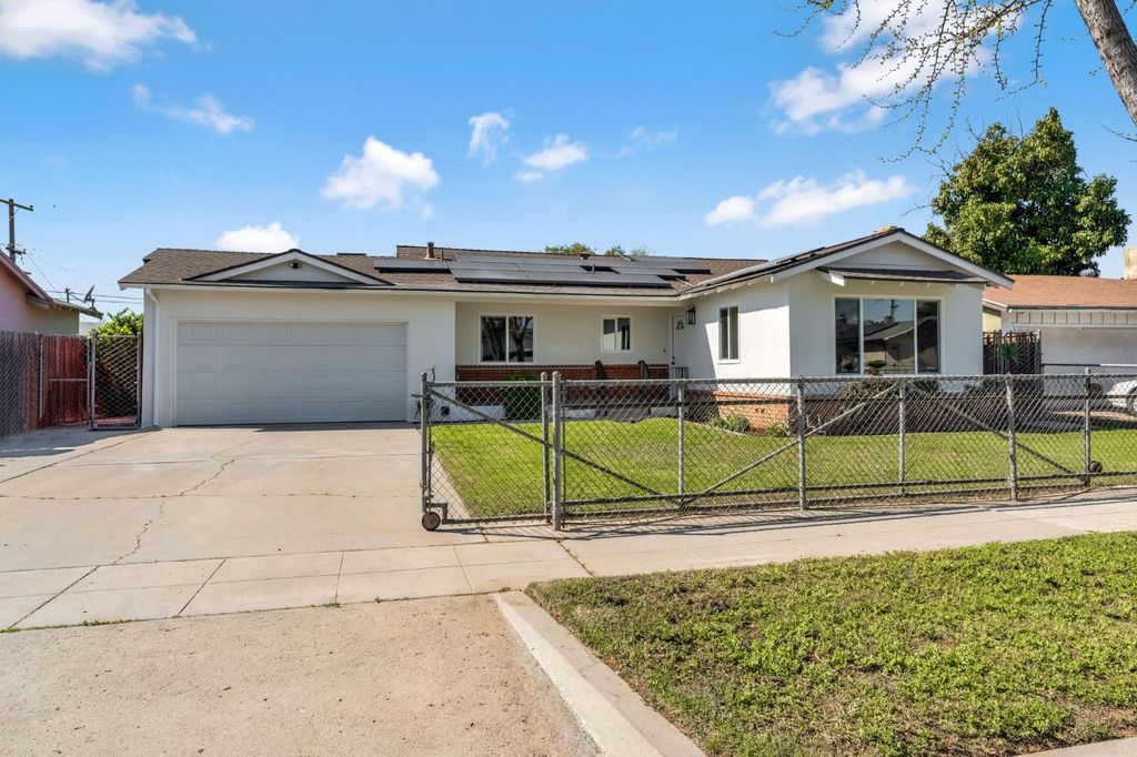 Image 3 of property listing at 1442 S Recreation Avenue, Fresno, CA 93702