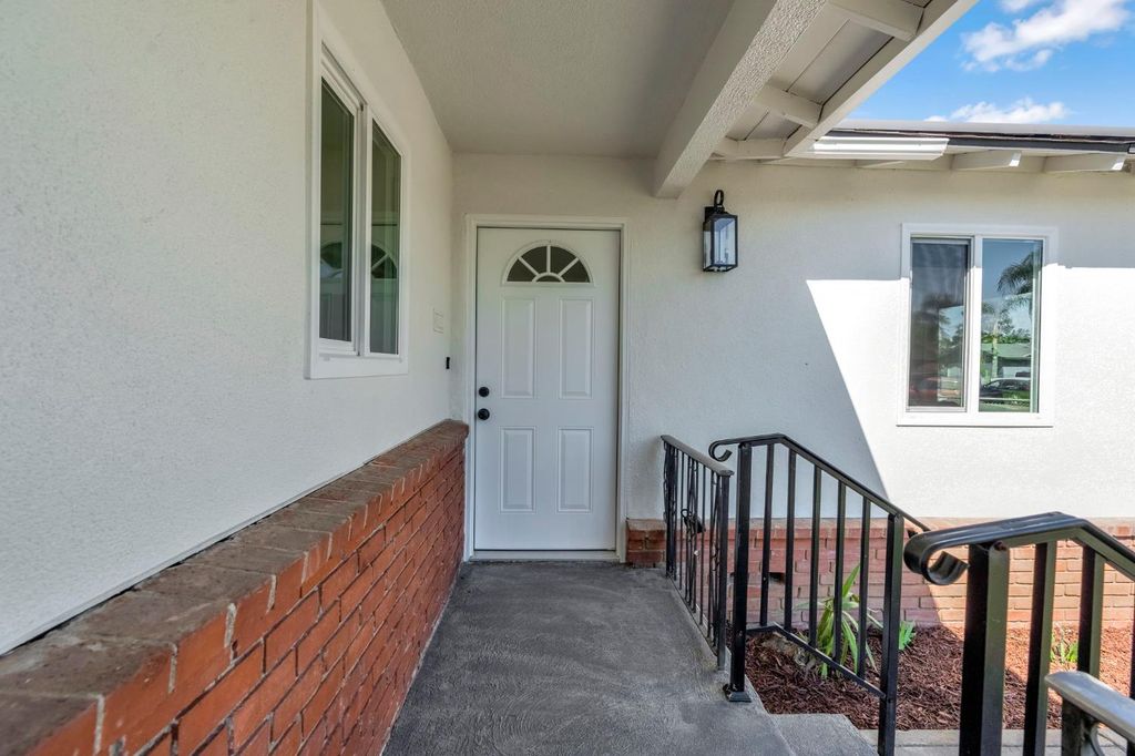 Image 4 of property listing at 1442 S Recreation Avenue, Fresno, CA 93702