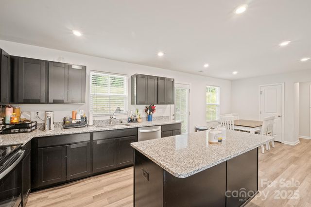 707 Pointe Andrews Drive SW, Concord, NC 28025