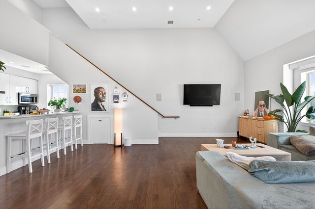 225 Dorchester St 15, Boston, MA 02127