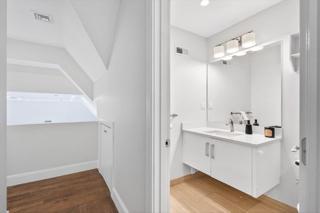 225 Dorchester St 15, Boston, MA 02127