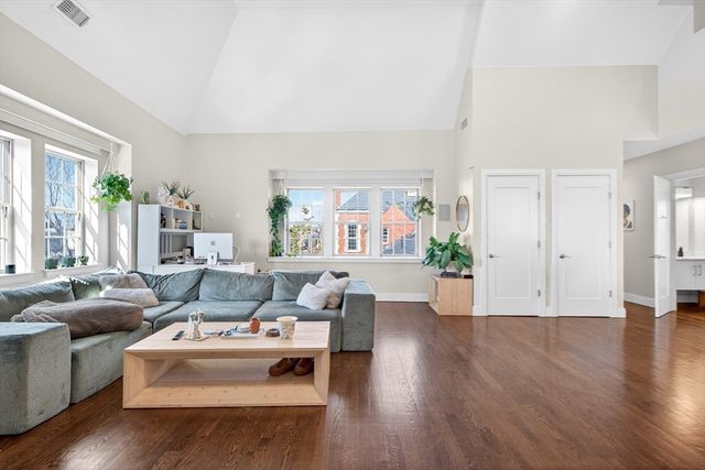 225 Dorchester St 15, Boston, MA 02127