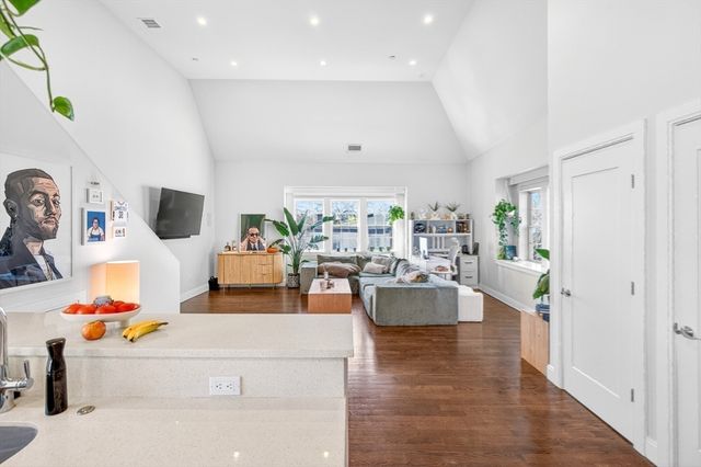 225 Dorchester St 15, Boston, MA 02127