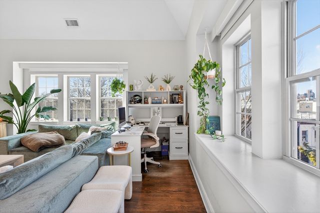 225 Dorchester St 15, Boston, MA 02127