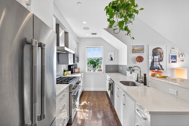 225 Dorchester St 15, Boston, MA 02127